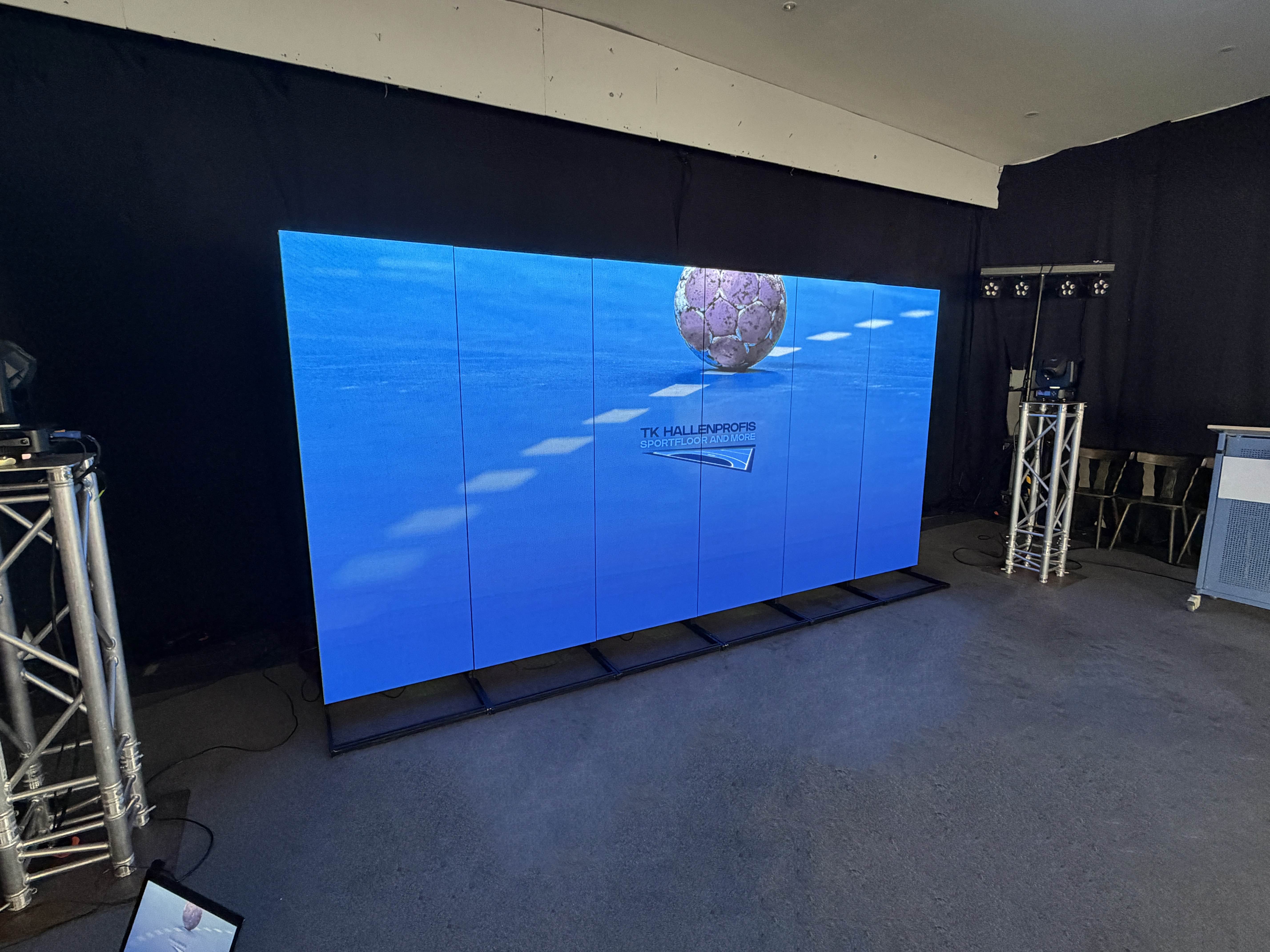 Kombinierte LED-Stelen als 6er Videowand